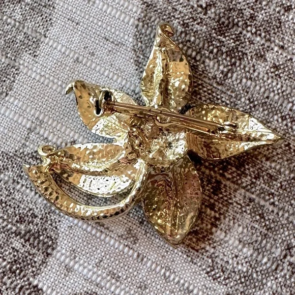 Vintage Faux Pearl Flower Brooch Textured Gold Tone Floral MCM 1950's 1960's - Picture 5 of 7